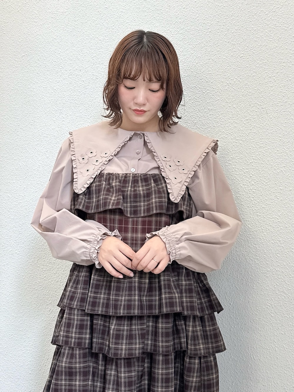 ベージュ系のシャツ/ブラウス、ベージュ系のショルダーバッグ、レッド系のワンピースを着用したレディースの夏コーディネートの5枚目の写真