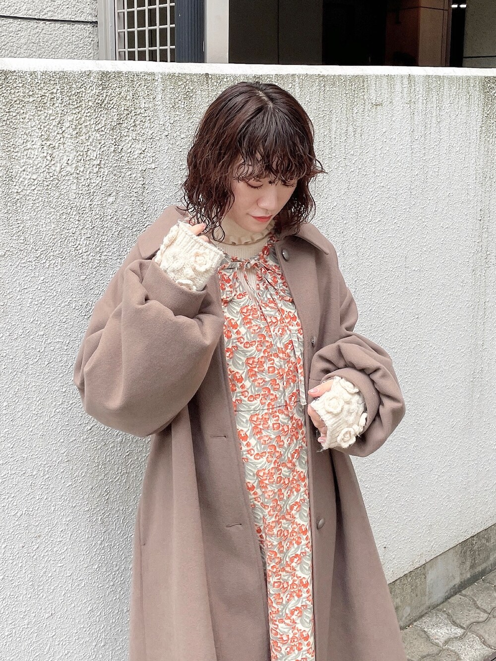 ブラウン系のその他アウター、ホワイト系のニット/セーター、オレンジ系のワンピースを着用したレディースの秋コーディネートの3枚目の写真