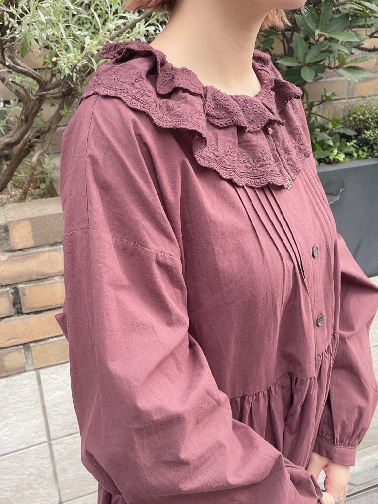 ブルー系のチェスターコート、レッド系のワンピース、その他のパンプスを着用したレディースの秋コーディネートの7枚目の写真