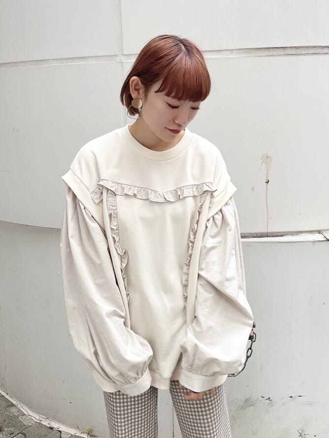 ベージュ系のその他パンツ、ホワイト系のパンプス、ベージュ系のトートバッグを着用したレディースの秋コーディネートの3枚目の写真