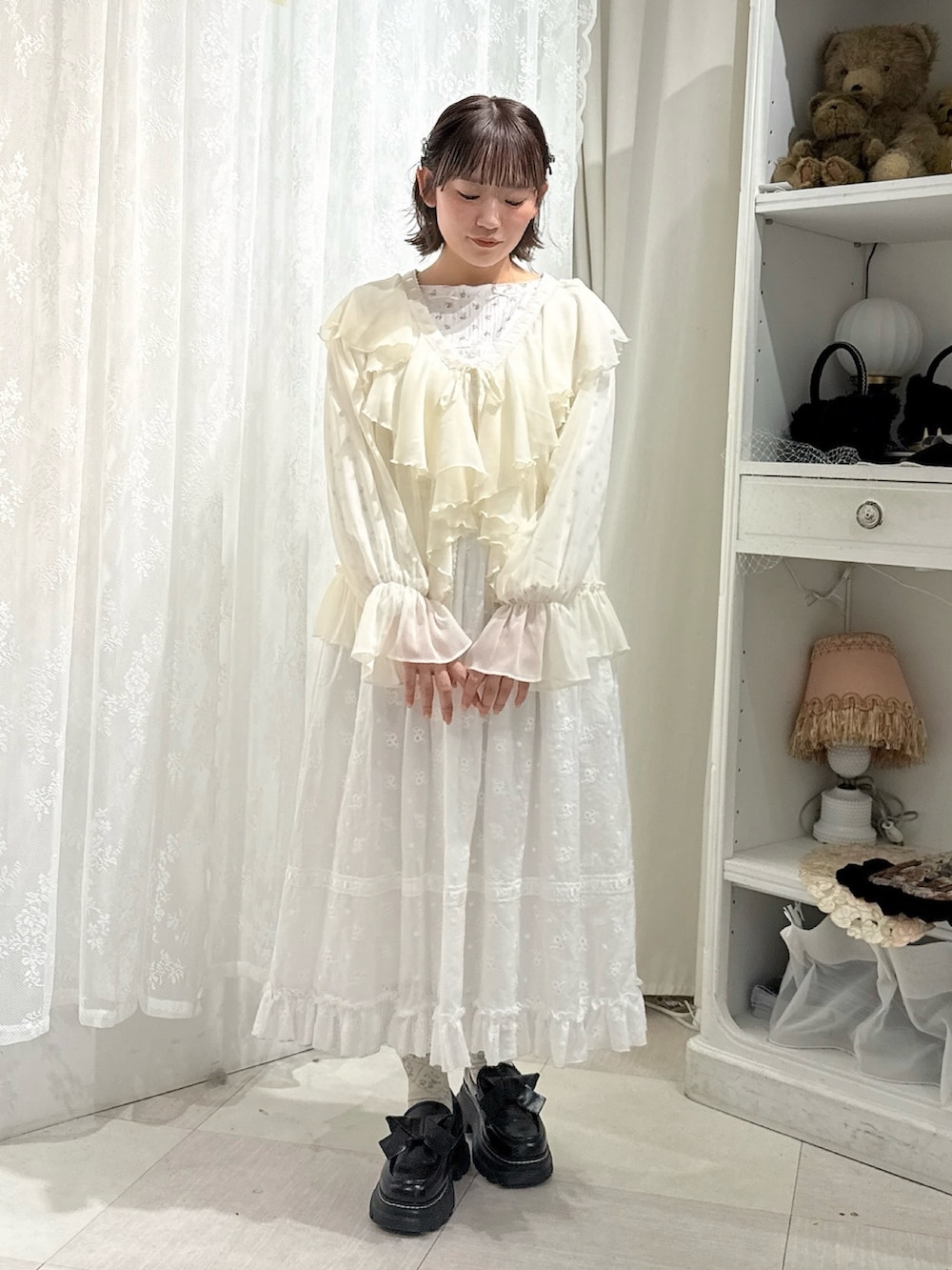 ホワイト系のカーディガン/ボレロ、ピンク系のTシャツ/カットソー、ホワイト系のワンピースを着用したレディースの秋コーディネートの2枚目の写真