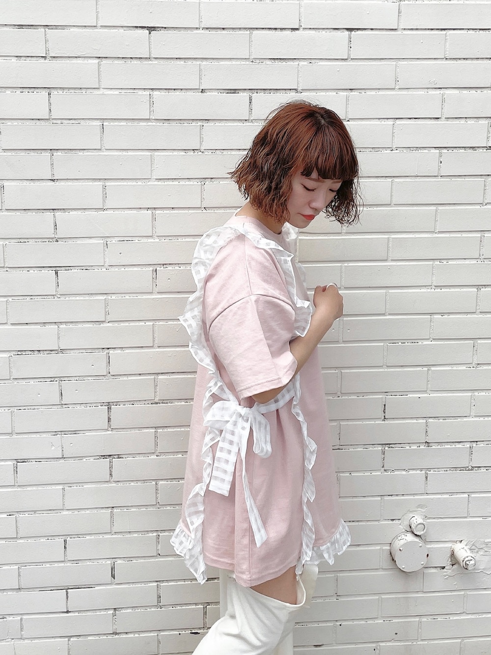 ピンク系のTシャツ/カットソー、ホワイト系のその他パンツ、ホワイト系のサンダルを着用したレディースの春コーディネートの5枚目の写真