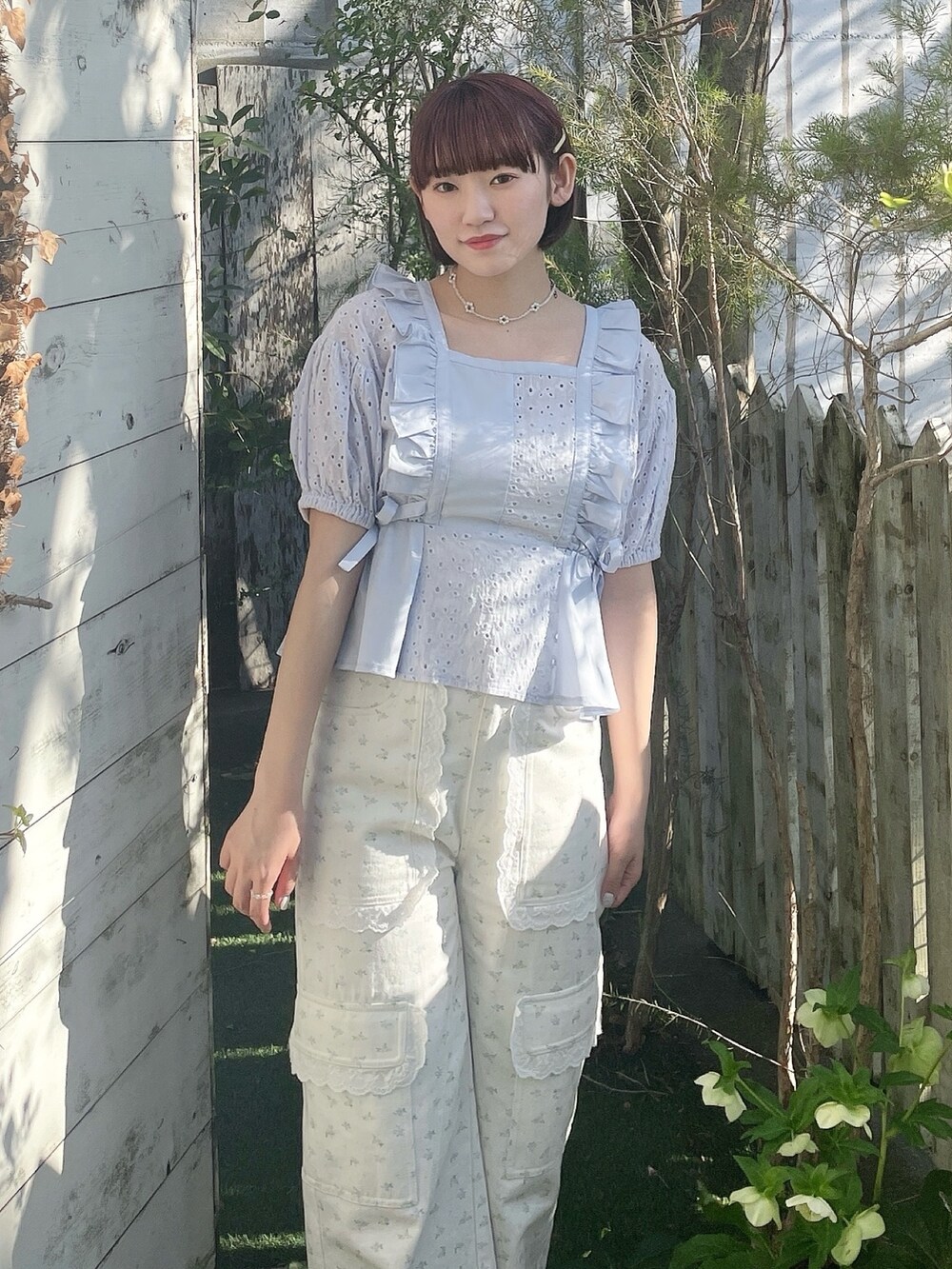 ブルー系のシャツ/ブラウス、ホワイト系のカーゴパンツ、ブルー系のサンダルを着用したレディースの春コーディネートの5枚目の写真