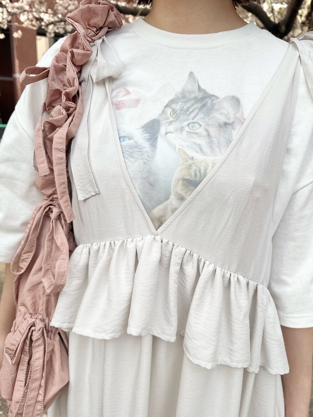 ホワイト系のTシャツ/カットソー、ホワイト系のワンピース、ピンク系のトートバッグを着用したレディースの春コーディネートの6枚目の写真