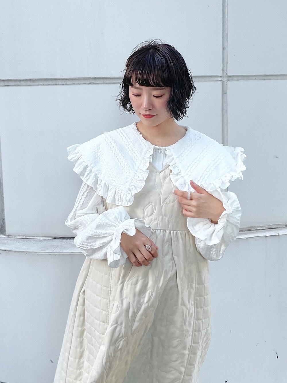 ホワイト系のシャツ/ブラウス、ホワイト系のワンピース、ホワイト系のスニーカーを着用したレディースの秋コーディネートの3枚目の写真