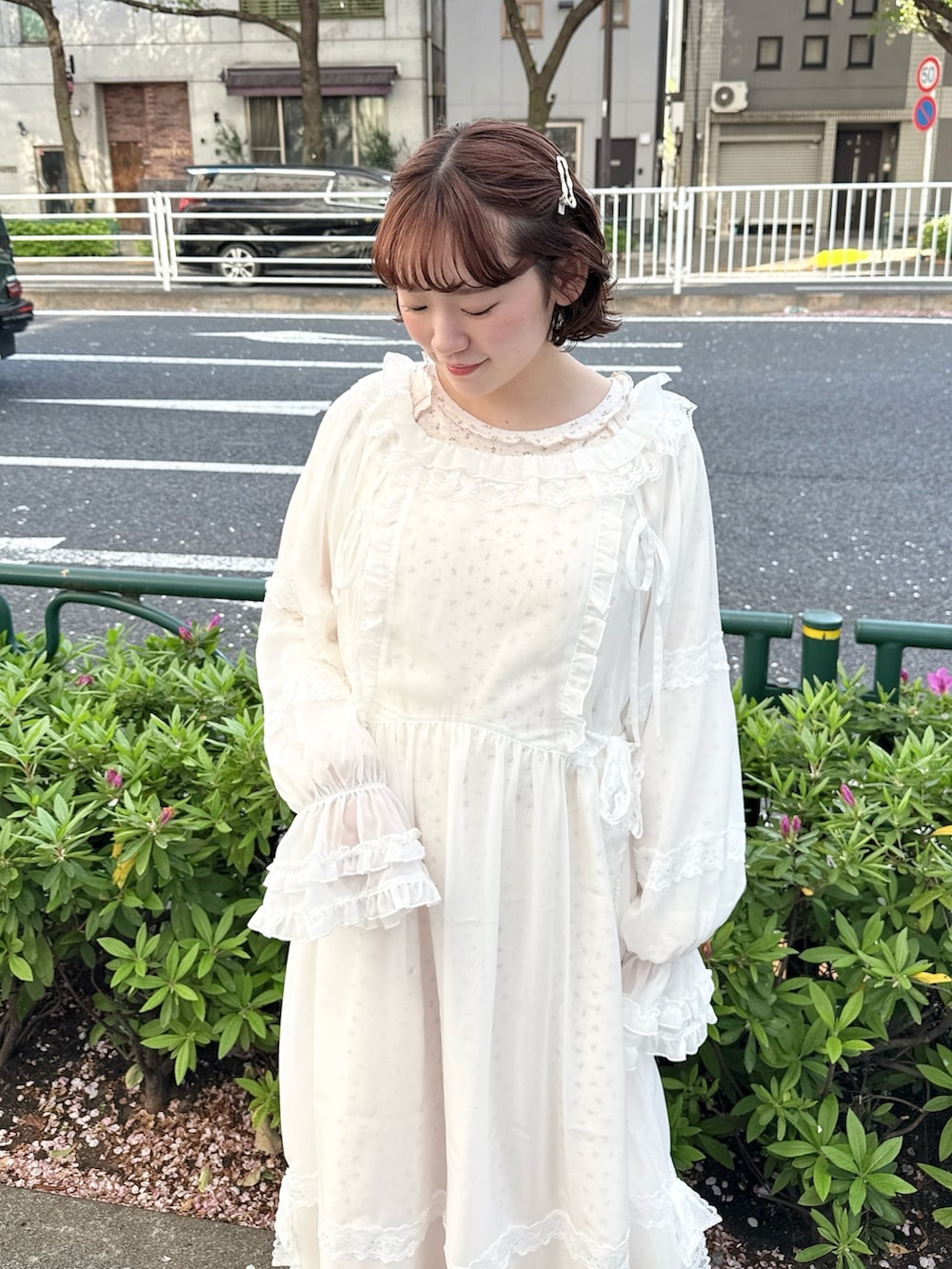 ホワイト系のワンピース、レッド系のワンピース、ホワイト系のショルダーバッグを着用したレディースの春コーディネートの5枚目の写真
