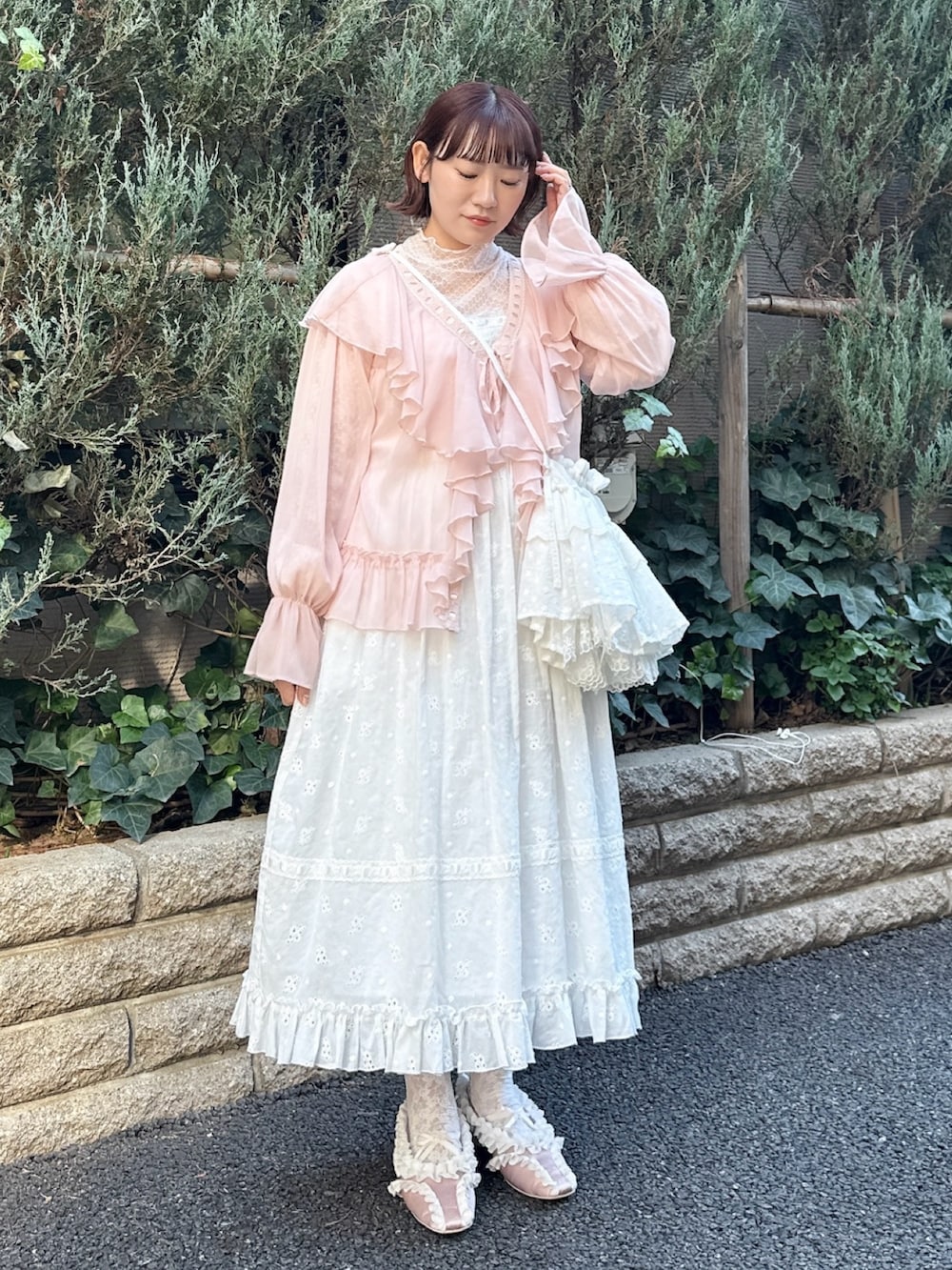 ホワイト系のTシャツ/カットソー、ピンク系のカーディガン/ボレロ、ホワイト系のワンピースを着用したレディースの冬コーディネートの2枚目の写真