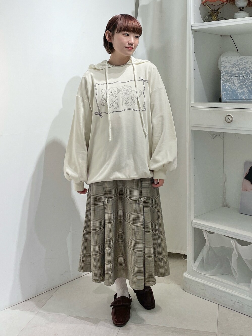 ベージュ系のスウェット、ホワイト系のTシャツ/カットソー、その他のスカートを着用したレディースの春コーディネートの2枚目の写真