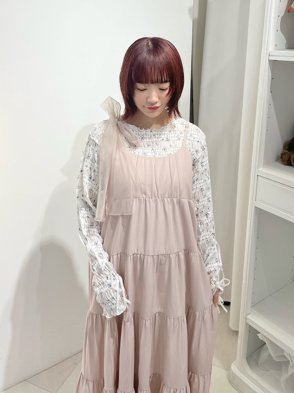 ホワイト系のTシャツ/カットソー、ピンク系のワンピース、ホワイト系のスニーカーを着用したレディースの夏コーディネートの3枚目の写真