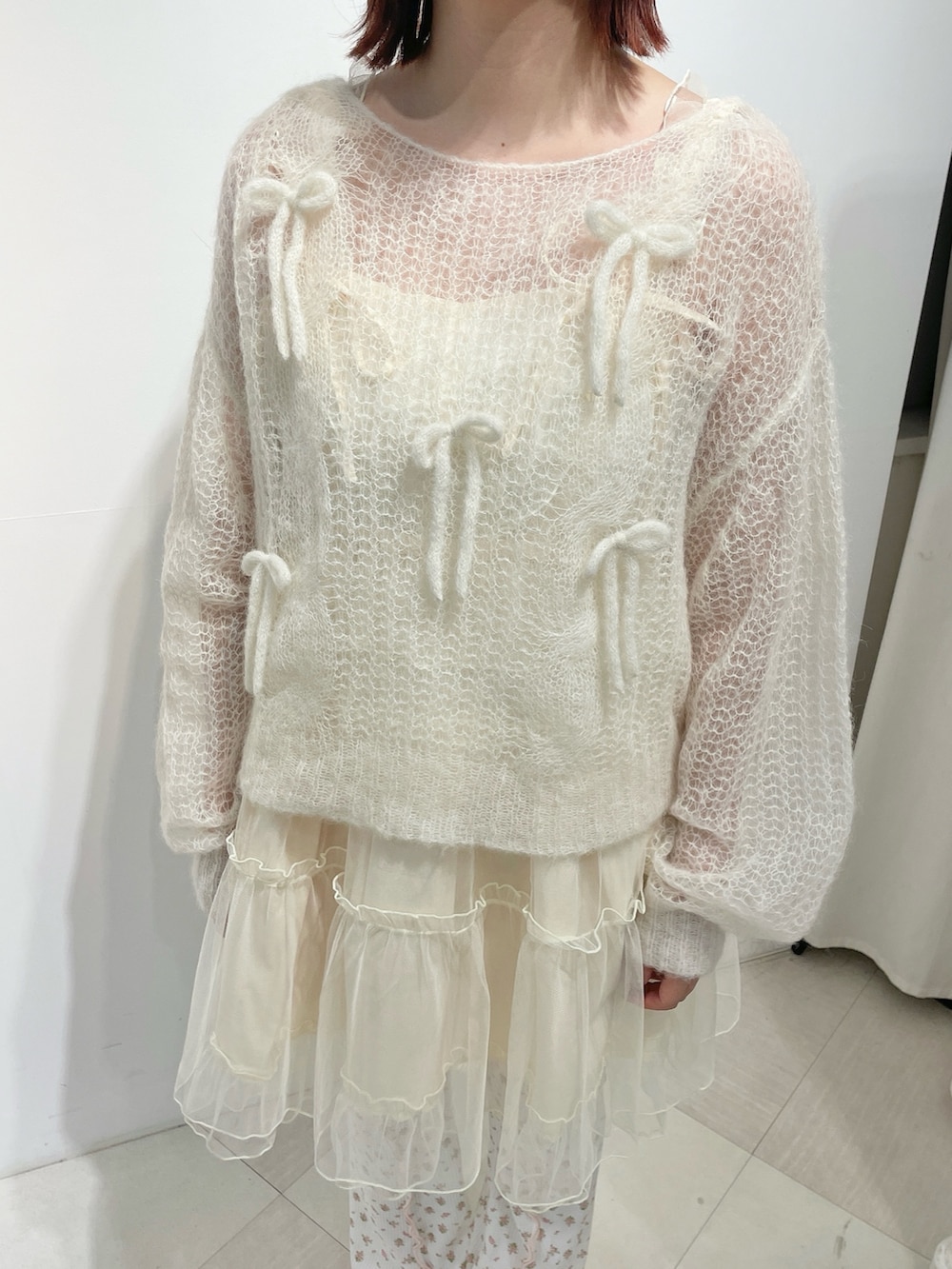 ホワイト系のニット/セーター、ホワイト系のワンピース、ピンク系のスウェットパンツを着用したレディースの夏コーディネートの5枚目の写真