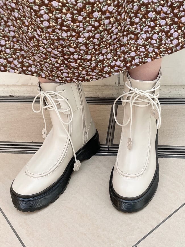 ブラウン系のワンピース、ホワイト系のブーツ、ホワイト系のニット/セーターを着用したレディースの秋コーディネートの7枚目の写真