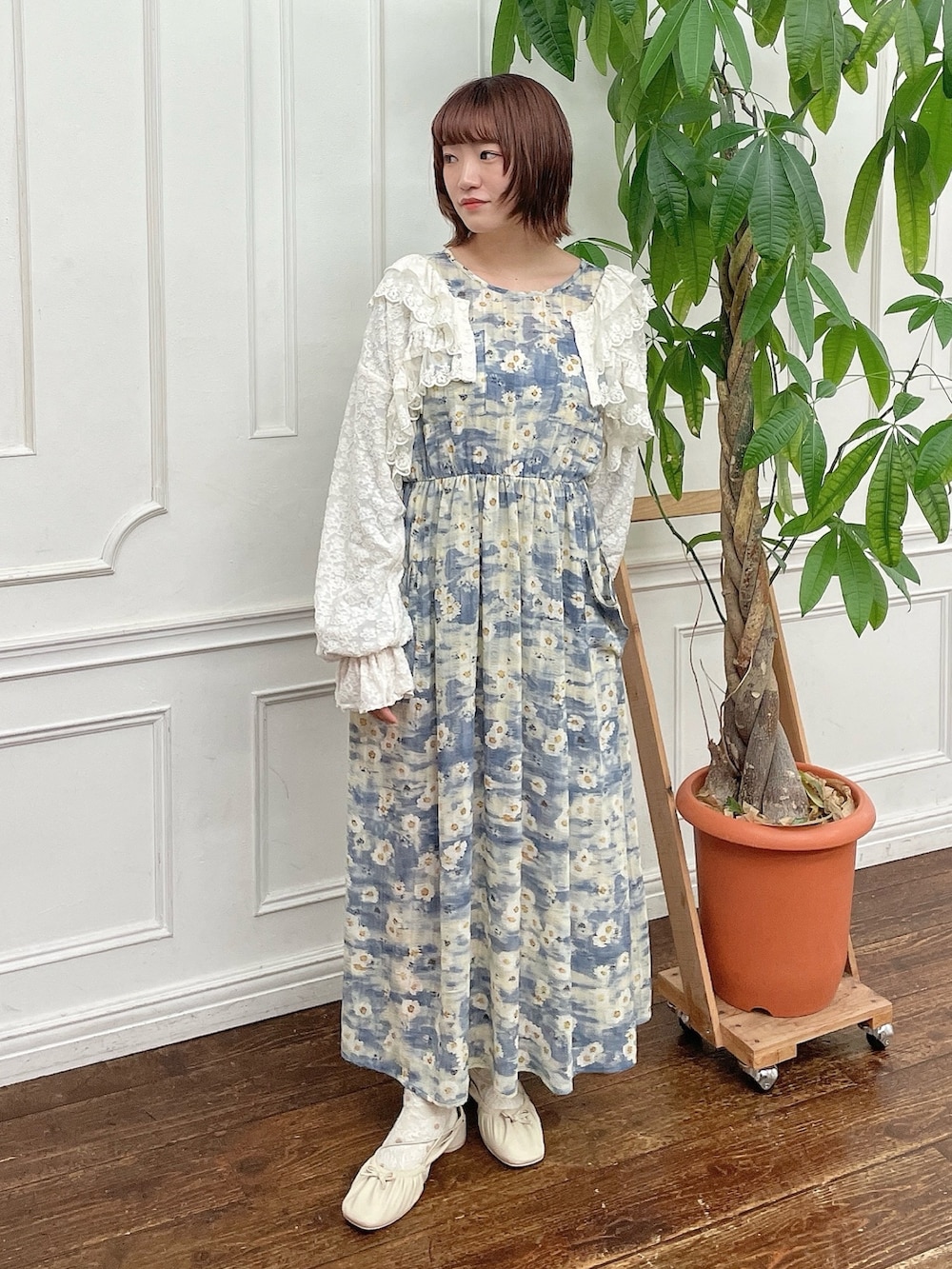 ホワイト系のシャツ/ブラウス、ブルー系のワンピース、ベージュ系のバレエシューズを着用したレディースの夏コーディネートの2枚目の写真