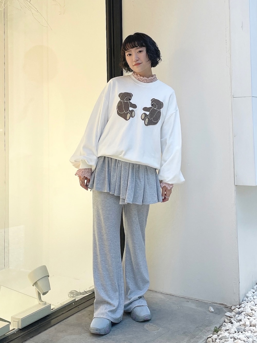 ホワイト系のバックパック/リュック、ホワイト系のスウェット、ピンク系のTシャツ/カットソーを着用したレディースの秋コーディネートの3枚目の写真
