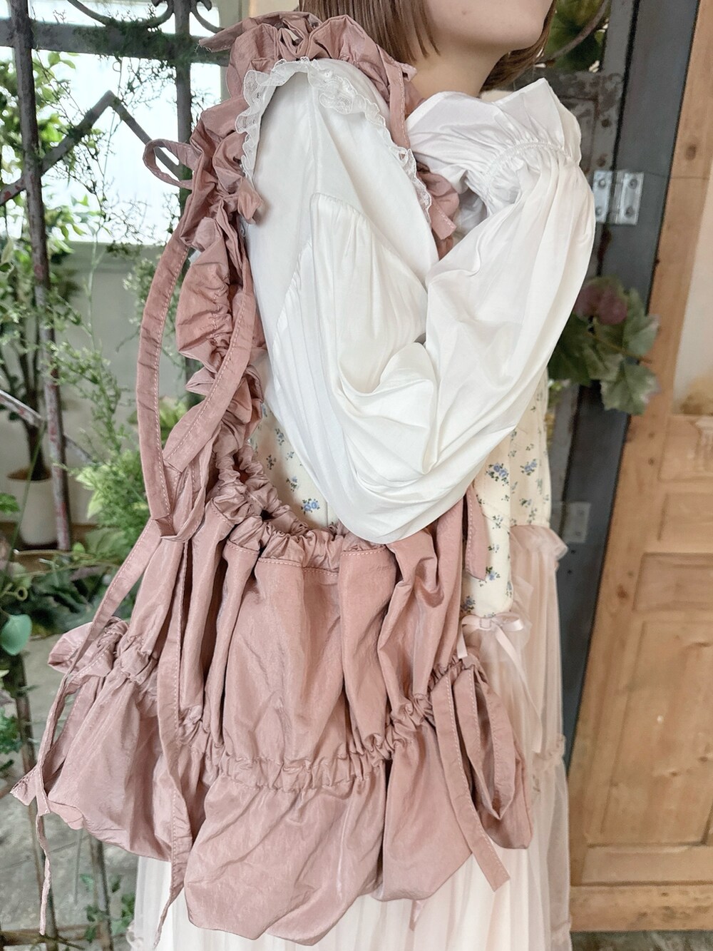 ホワイト系のシャツ/ブラウス、ピンク系のトートバッグ、ピンク系のワンピースを着用したレディースの春コーディネートの6枚目の写真