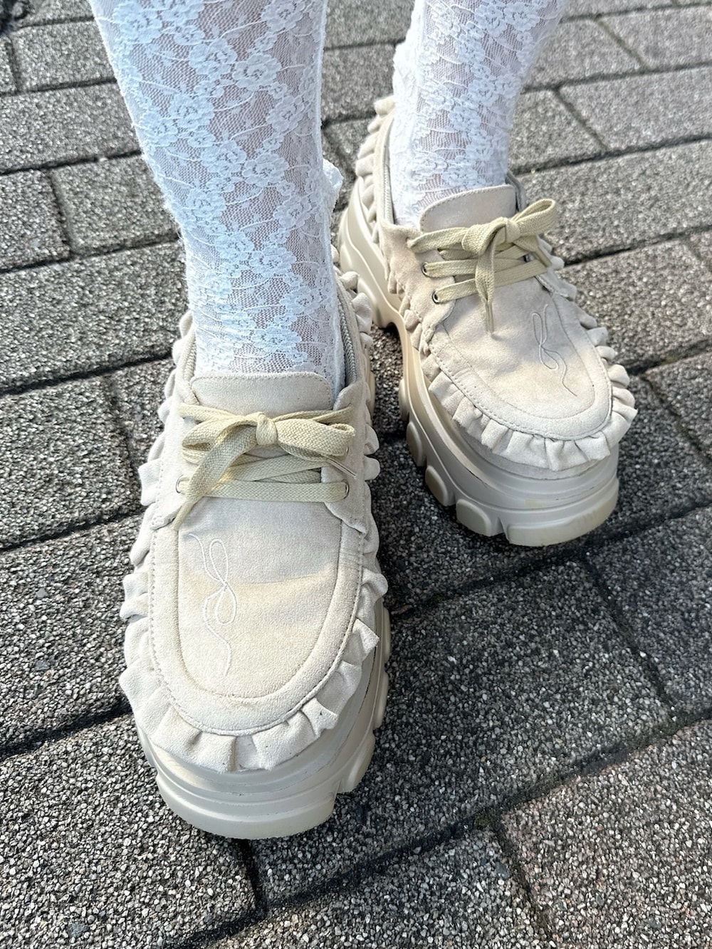 グリーン系のワンピース、グレー系のスウェット、グレー系のショルダーバッグを着用したレディースの秋コーディネートの5枚目の写真