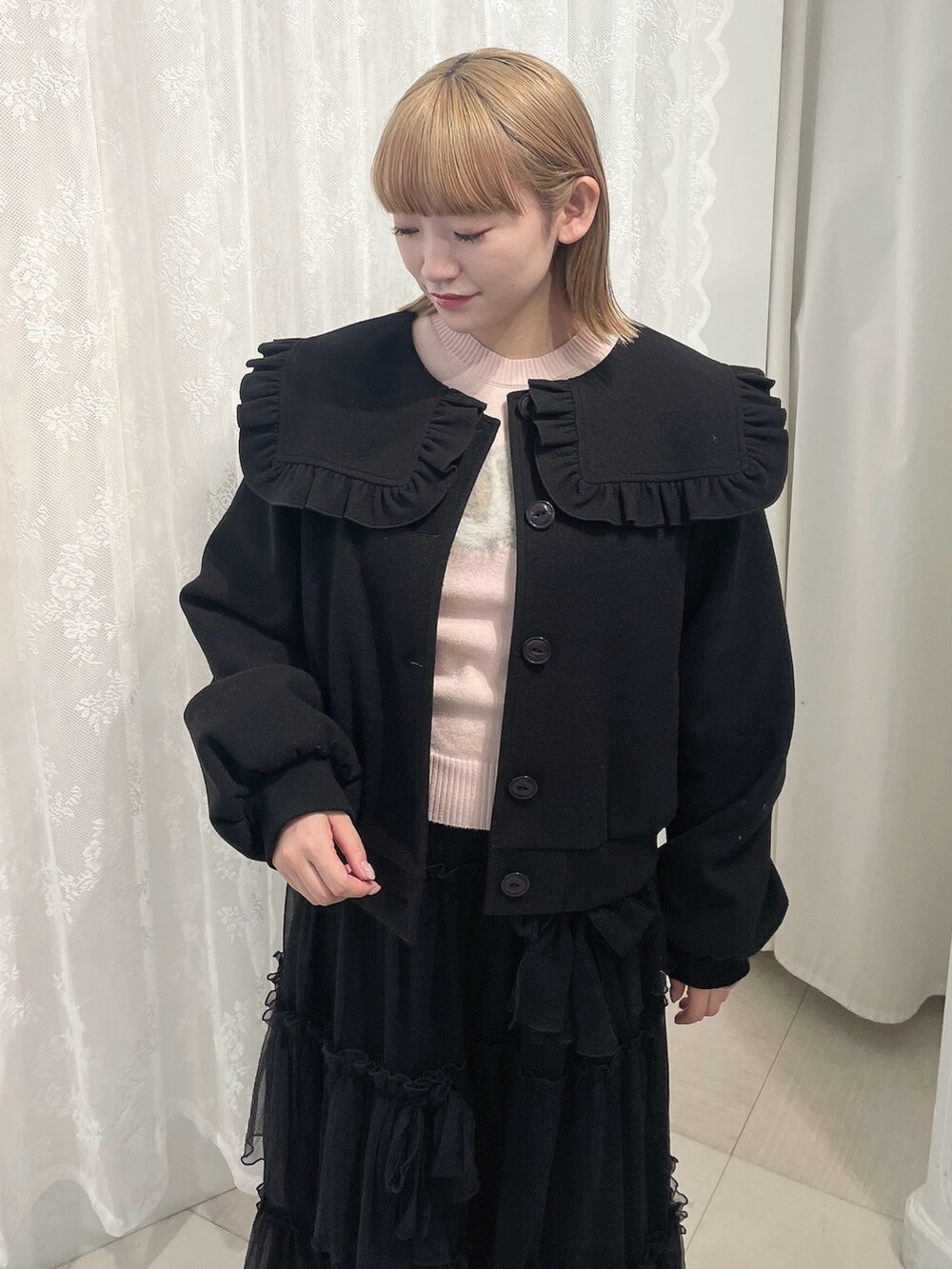 ブラック系のブルゾン、ピンク系のニット/セーター、ピンク系のショルダーバッグを着用したレディースの冬コーディネートの4枚目の写真