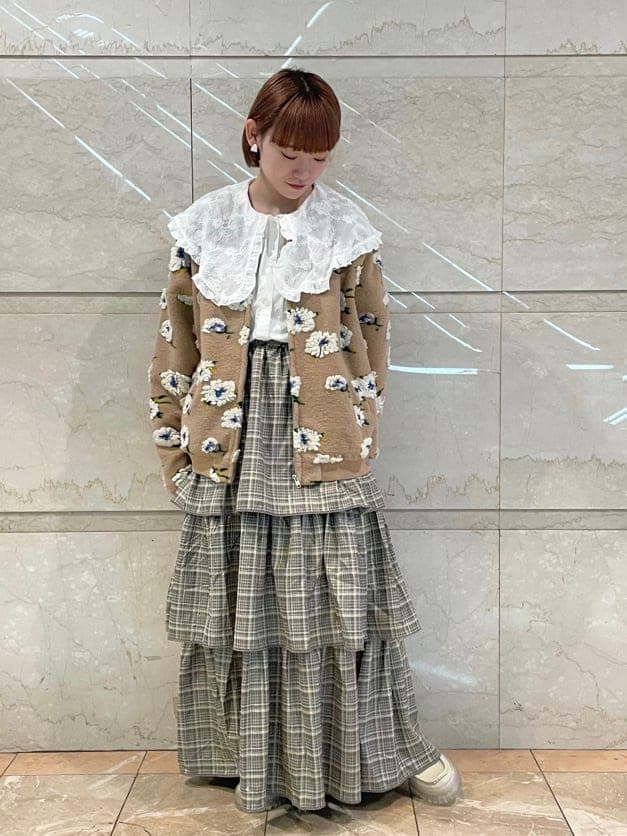 ホワイト系のシャツ/ブラウス、ホワイト系のローファー、ベージュ系のスカートを着用したレディースの秋コーディネートの2枚目の写真