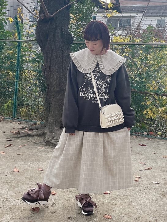 ブラック系のTシャツ/カットソー、パープル系のスニーカー、ベージュ系のワンピースを着用したレディースの冬コーディネートの2枚目の写真