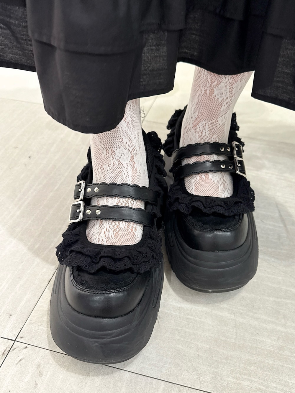 ブラック系のシャツ/ブラウス、ブラック系のスカート、ブラック系のキャミソールを着用したレディースの夏コーディネートの6枚目の写真