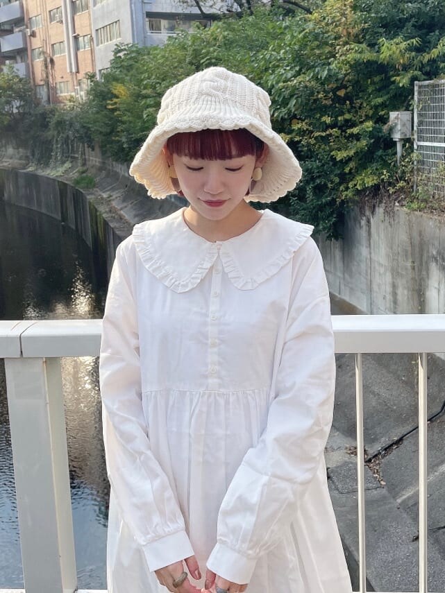 ホワイト系のブーツ、その他の福袋/福箱を着用したレディースの秋コーディネートの4枚目の写真