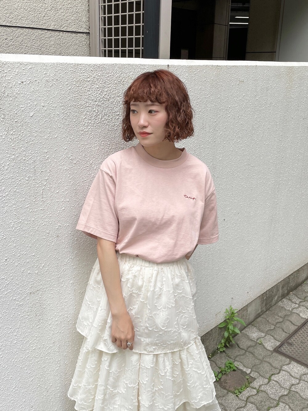 ピンク系のTシャツ/カットソー、ホワイト系のスカート、ピンク系のパンプスを着用したレディースの春コーディネートの4枚目の写真