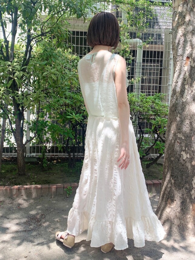 ブラウン系のパンプス、パープル系のキャミソール、グリーン系のシャツ/ブラウスを着用したレディースの春コーディネートの3枚目の写真