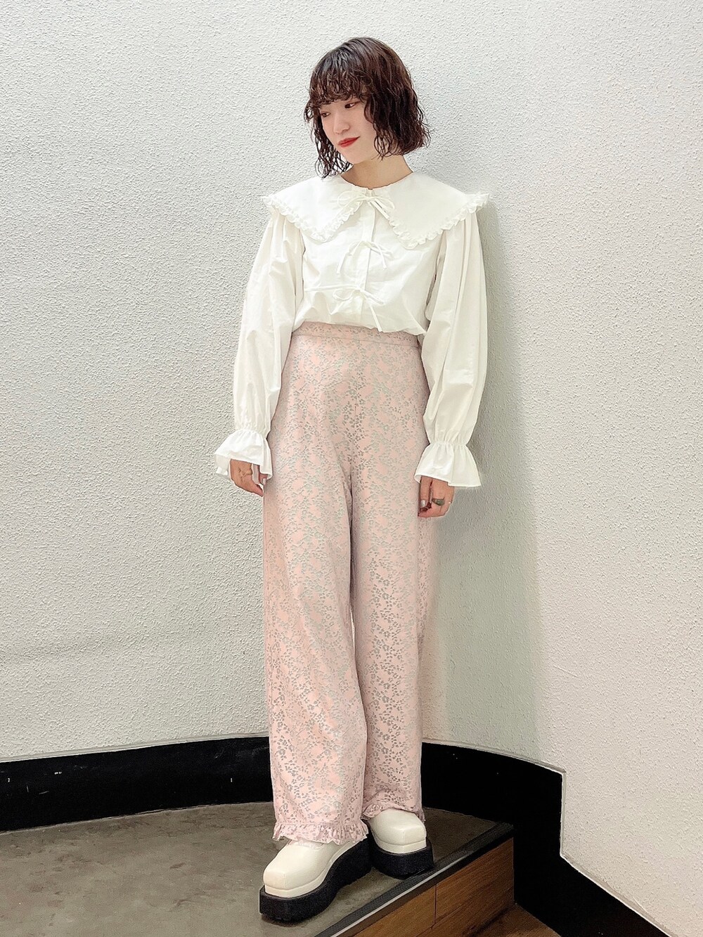 ピンク系のその他パンツ、ホワイト系のシャツ/ブラウス、ホワイト系のパンプスを着用したレディースの冬コーディネートの2枚目の写真