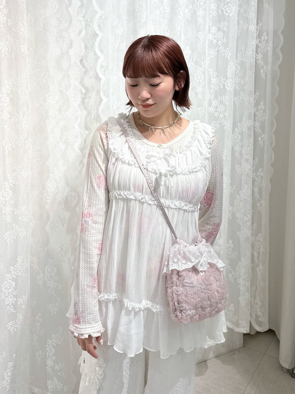ピンク系のTシャツ/カットソー、ホワイト系のカーゴパンツ、ホワイト系のシャツ/ブラウスを着用したレディースの夏コーディネートの4枚目の写真