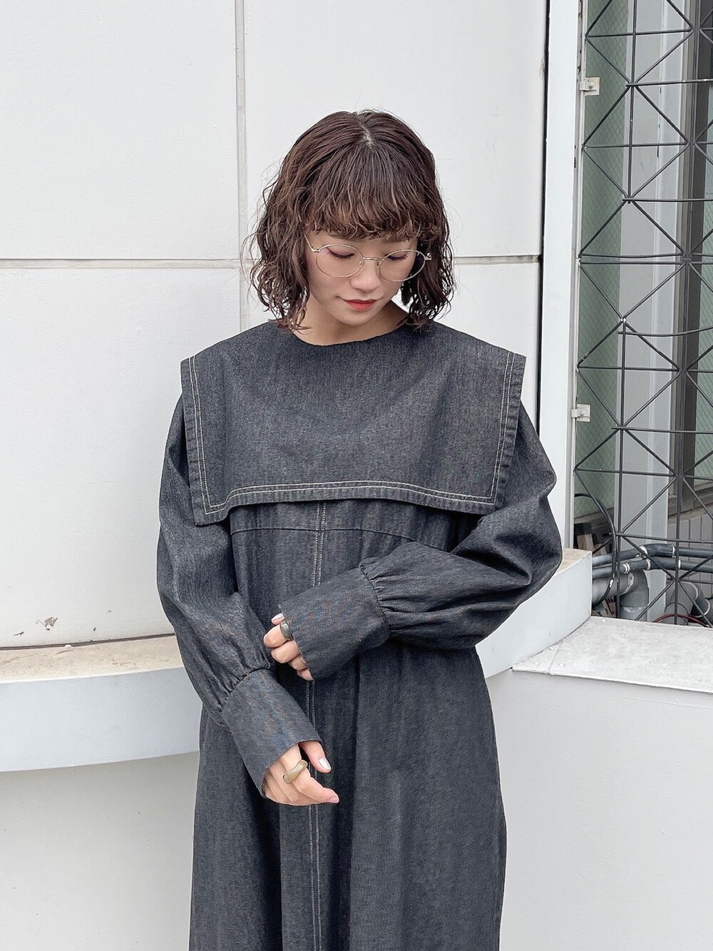 ブラック系のワンピース、ベージュ系のブーツを着用したレディースの冬コーディネートの4枚目の写真