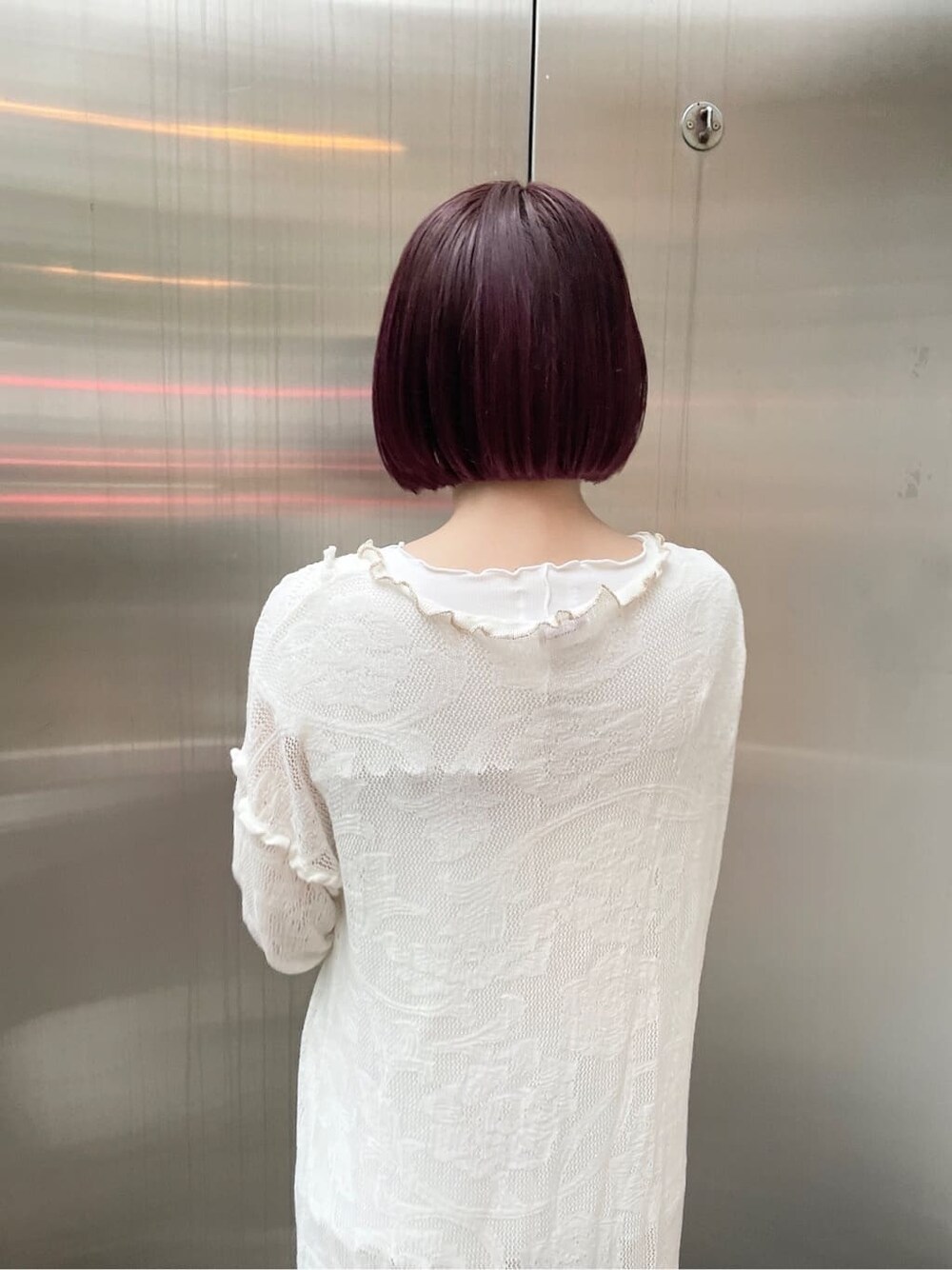 ブラウン系のサンダル、ホワイト系のワンピース、ホワイト系のその他パンツを着用したレディースの春コーディネートの4枚目の写真