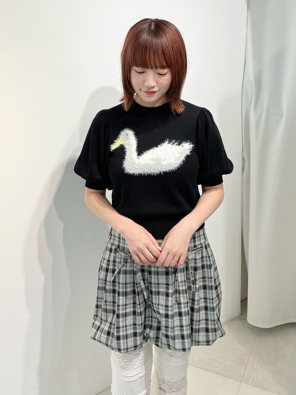 グレー系のスカート、ブラック系のニット/セーター、ブラック系のバレエシューズを着用したレディースの夏コーディネートの5枚目の写真