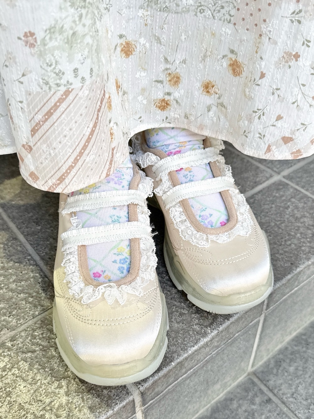 ピンク系のシャツ/ブラウス、ホワイト系のスカート、ホワイト系のショルダーバッグを着用したレディースの春コーディネートの6枚目の写真