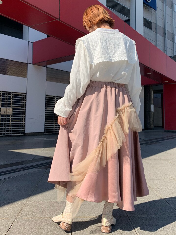 ホワイト系のシャツ/ブラウスを着用したレディースの冬コーディネートの3枚目の写真