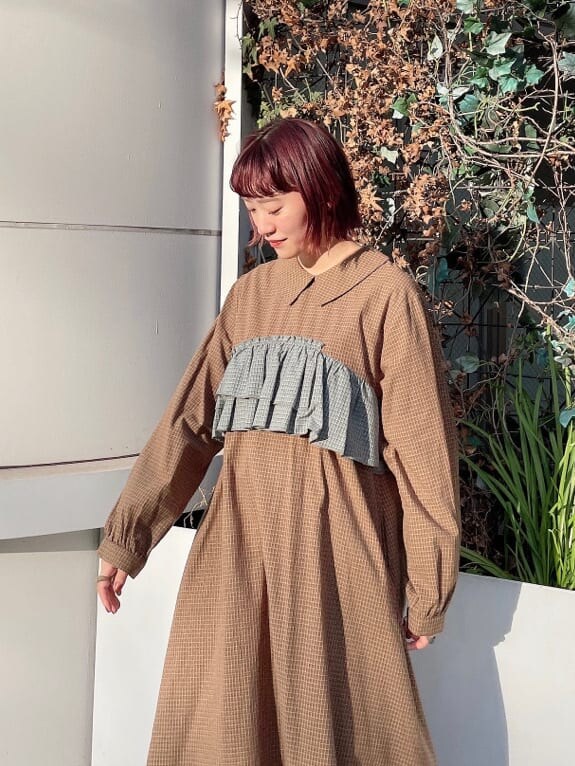 ホワイト系のブーツ、ブラック系のブルゾン、グリーン系のワンピースを着用したレディースの冬コーディネートの3枚目の写真