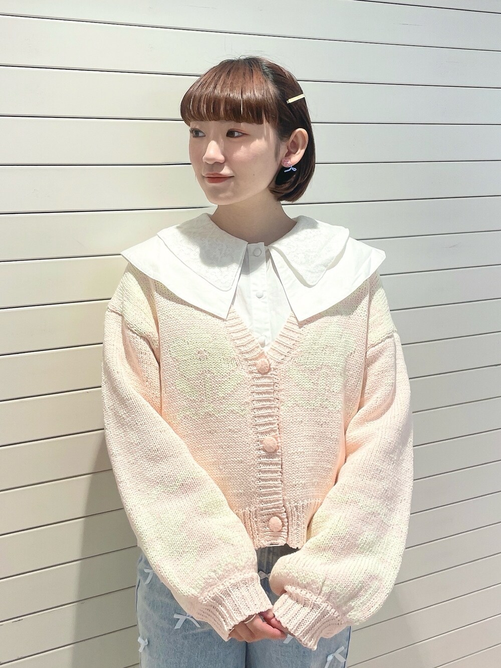 ブルー系のデニムパンツ、ピンク系のカーディガン/ボレロ、ホワイト系のシャツ/ブラウスを着用したレディースの冬コーディネートの4枚目の写真