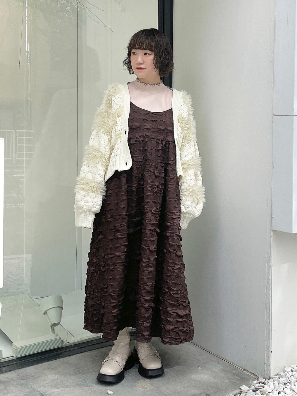 ピンク系のニット/セーター、ホワイト系のカーディガン/ボレロ、ブラウン系のワンピースを着用したレディースの秋コーディネートの3枚目の写真