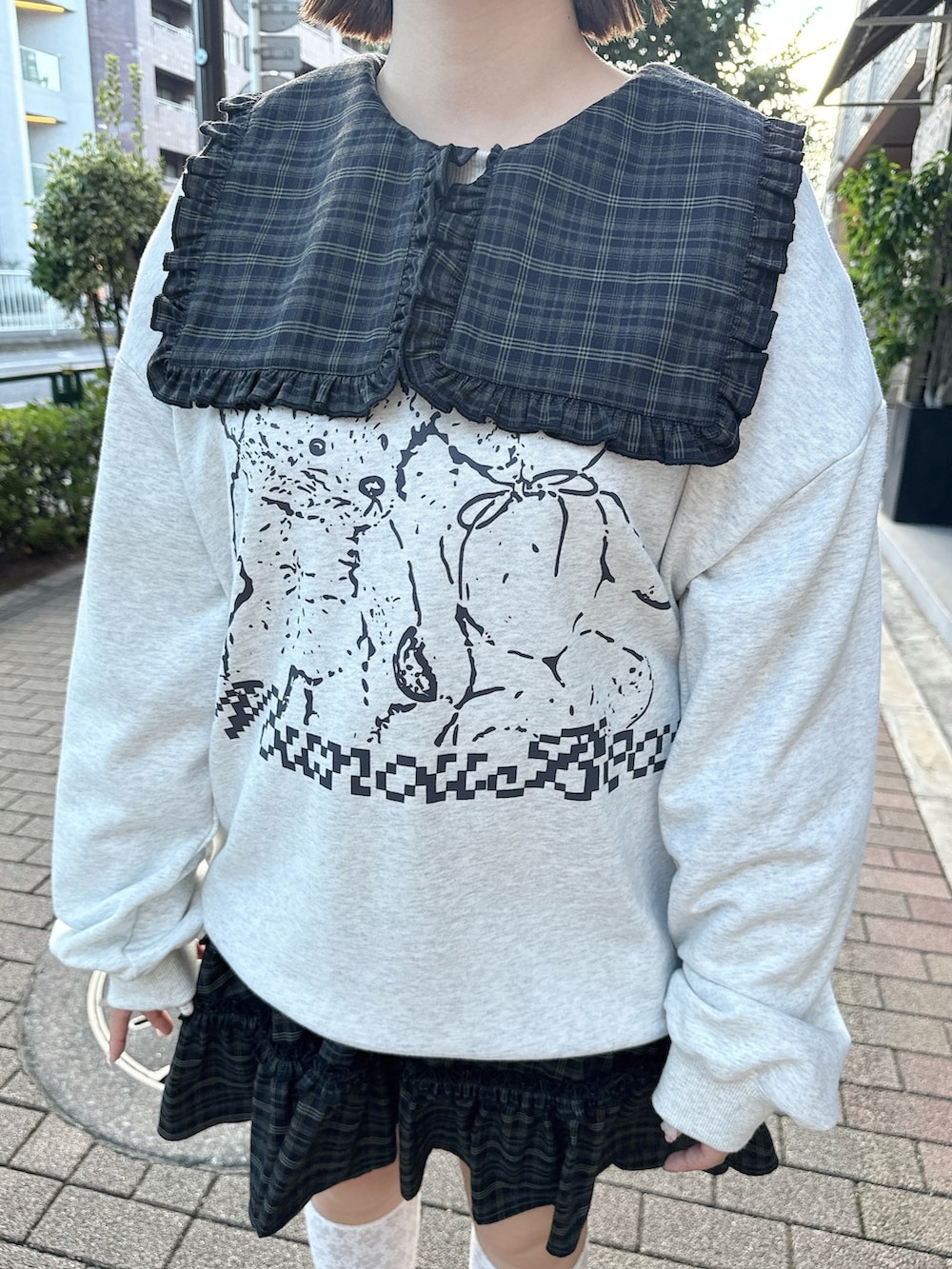 グリーン系のワンピース、グレー系のスウェット、グレー系のショルダーバッグを着用したレディースの秋コーディネートの4枚目の写真