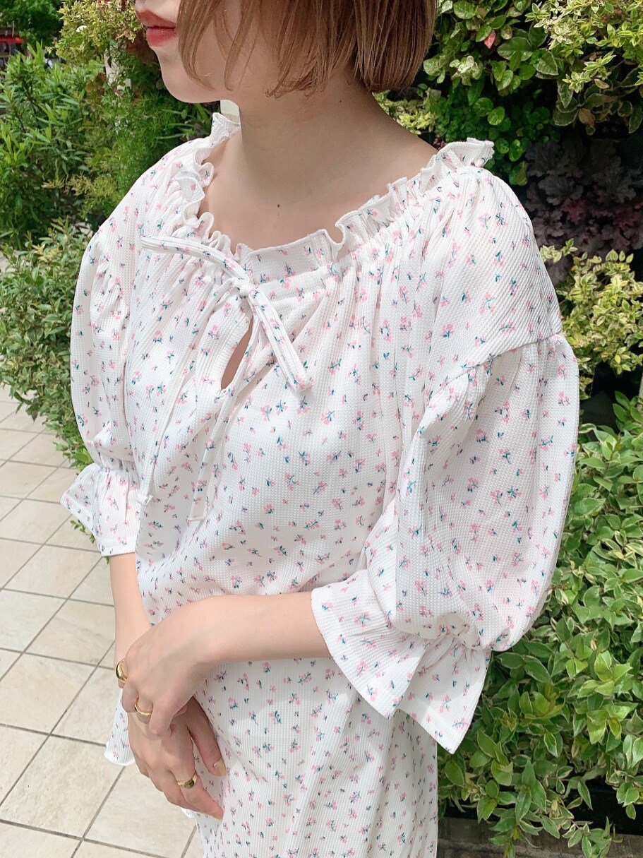 ベージュ系のパンプス、ホワイト系のその他パンツ、ホワイト系のTシャツ/カットソーを着用したレディースの夏コーディネートの5枚目の写真