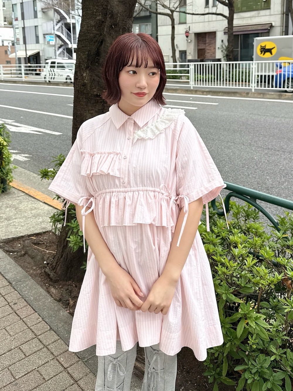 ブルー系のショルダーバッグ、ピンク系のワンピース、グレー系のその他パンツを着用したレディースの春コーディネートの4枚目の写真