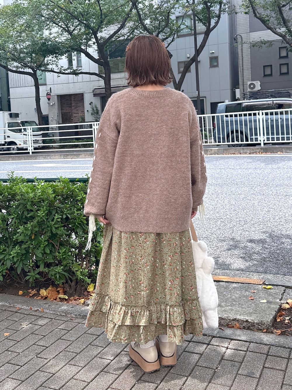 ホワイト系のニット/セーター、グリーン系のワンピース、ホワイト系のバレエシューズを着用したレディースの秋コーディネートの4枚目の写真