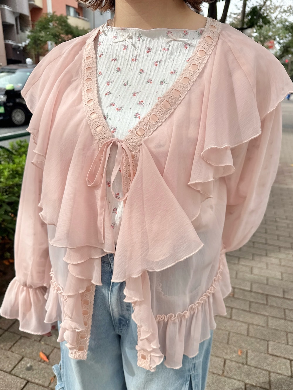 ピンク系のカーディガン/ボレロ、ピンク系のTシャツ/カットソー、ホワイト系のショルダーバッグを着用したレディースの秋コーディネートの8枚目の写真