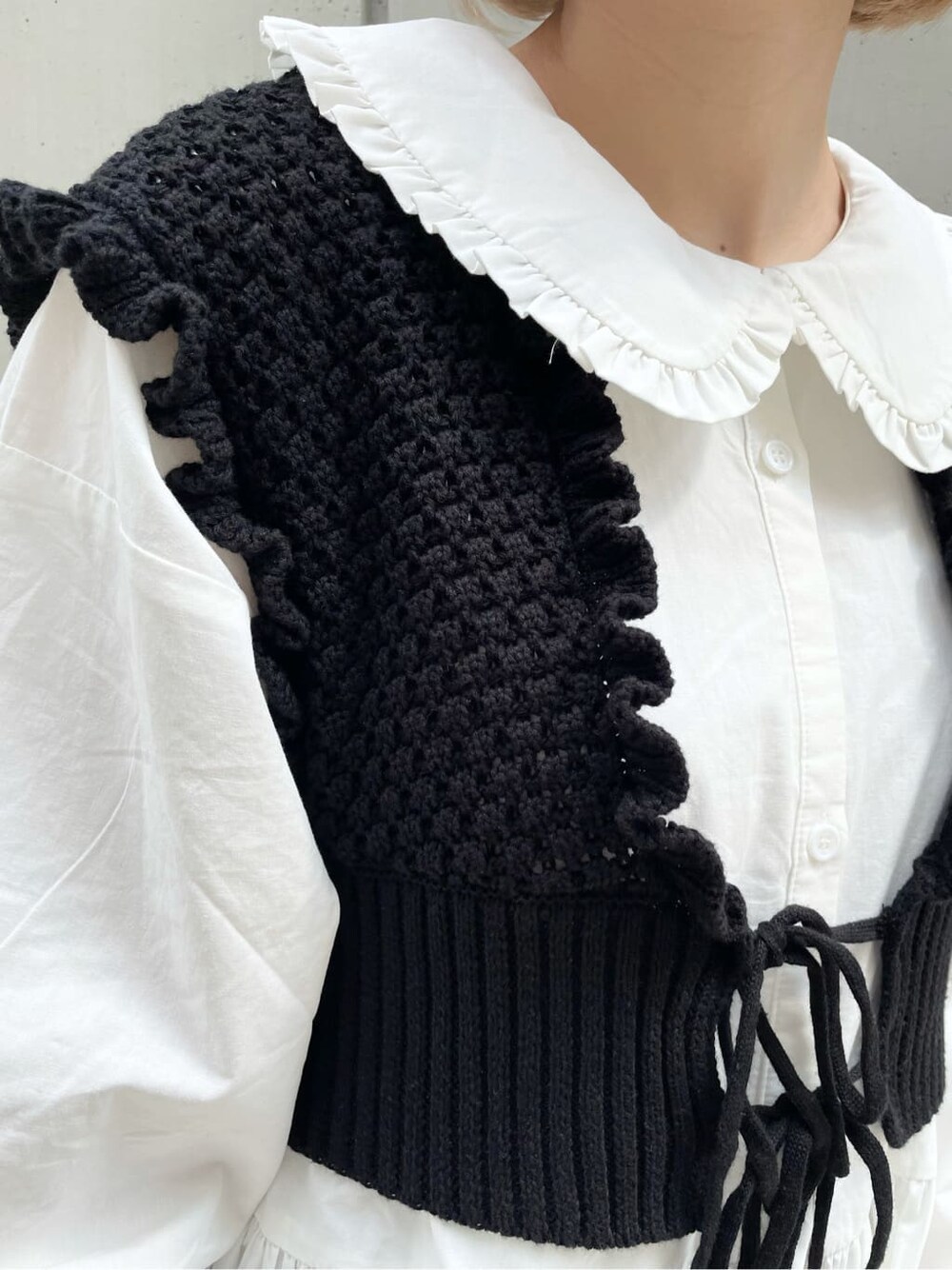 ブラック系のニット/セーター、ブラウン系のワンピース、ブラック系のその他パンツを着用したレディースの秋コーディネートの8枚目の写真