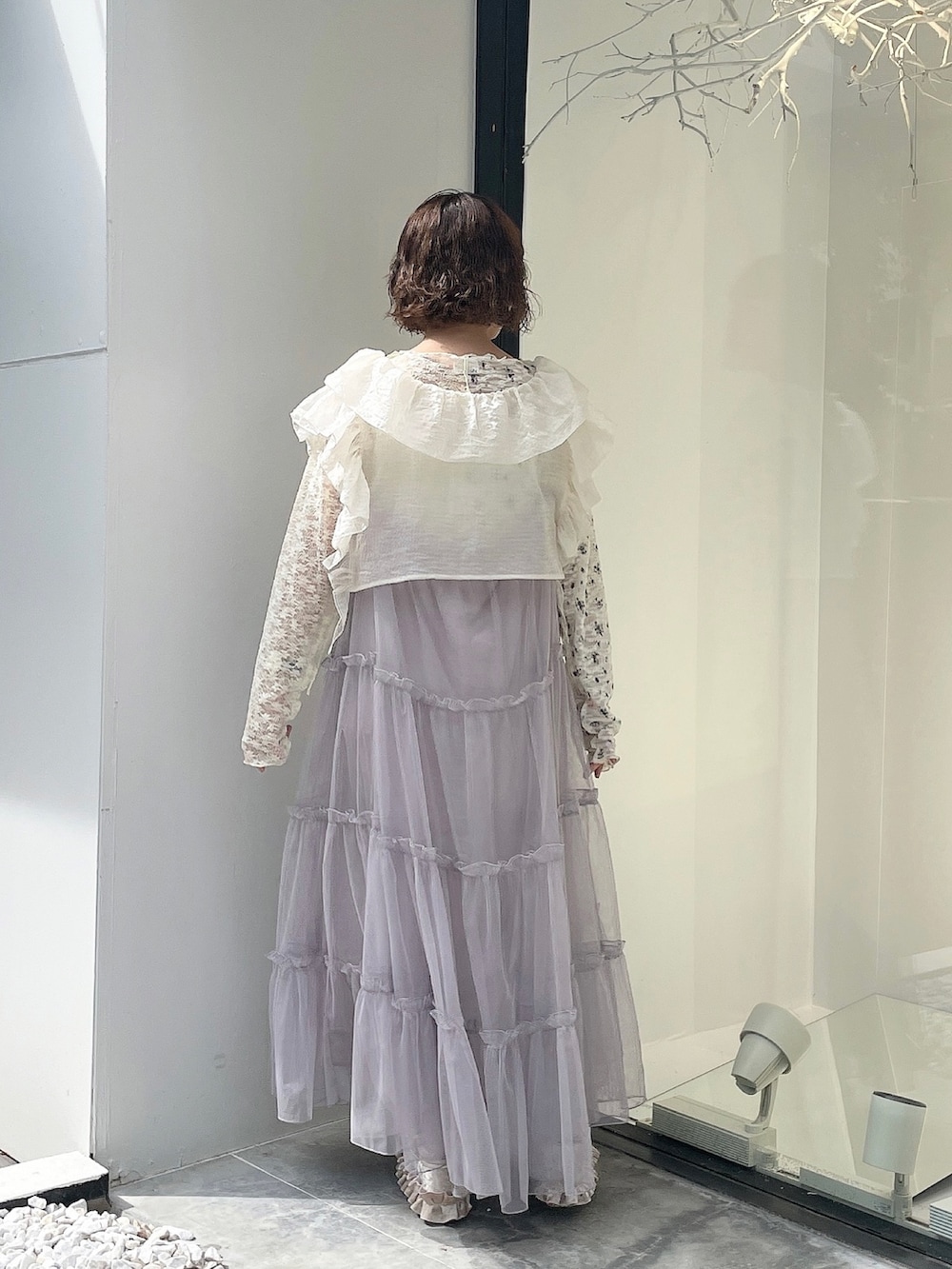 パープル系のワンピース、ホワイト系のTシャツ/カットソー、ホワイト系のTシャツ/カットソーを着用したレディースの夏コーディネートの3枚目の写真