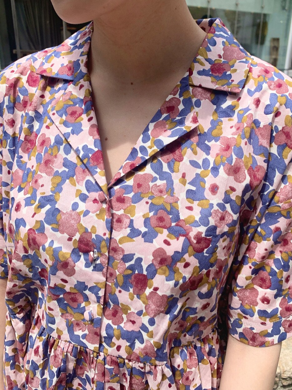 ホワイト系のサンダル、ホワイト系のその他パンツ、ブルー系のワンピースを着用したレディースの夏コーディネートの4枚目の写真