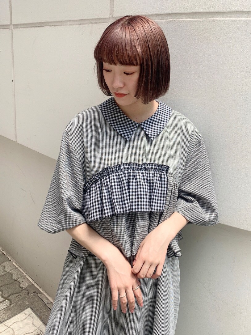 ブラック系のワンピースを着用したレディースの春コーディネートの5枚目の写真