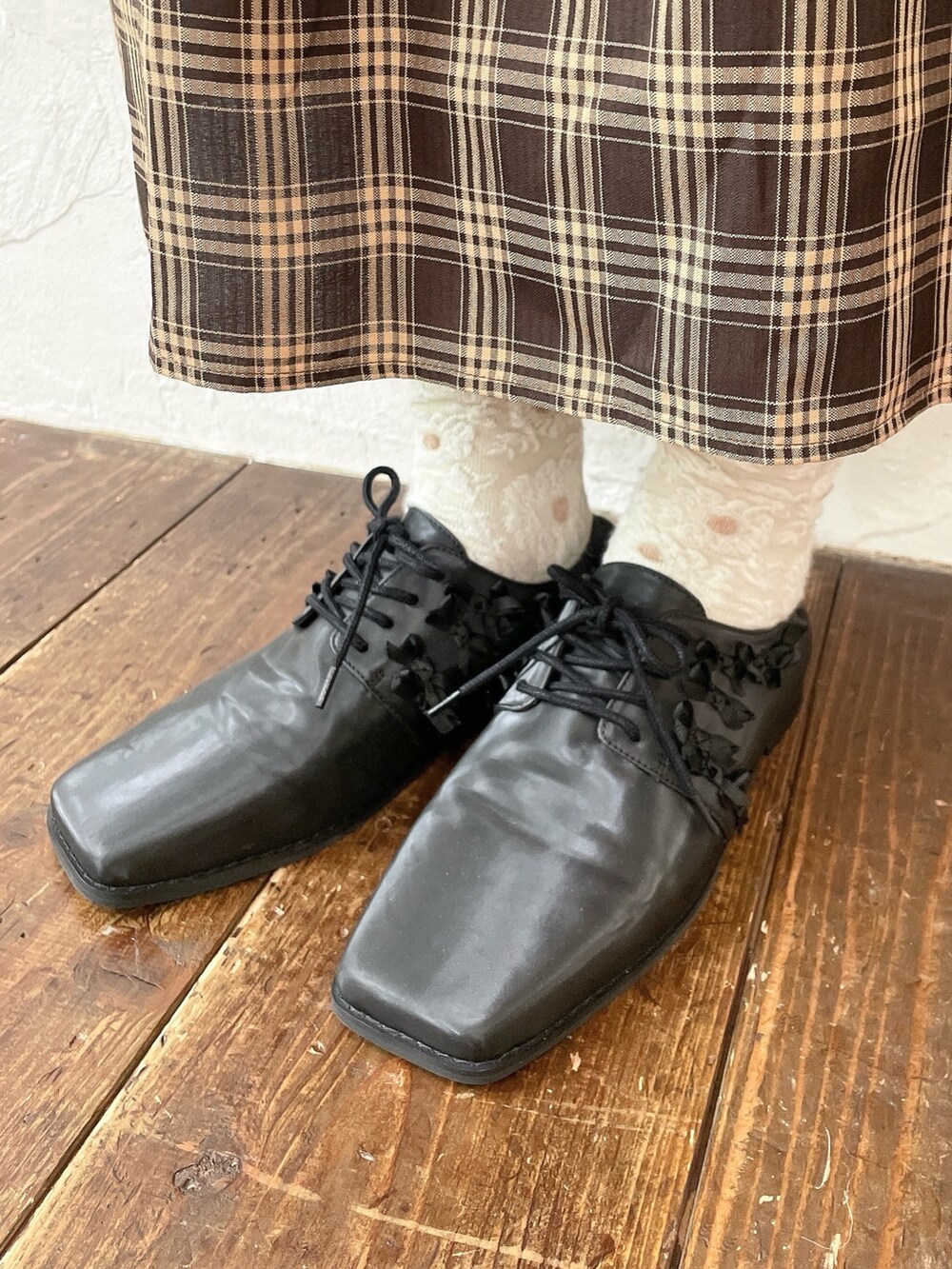 ブラウン系のワンピース、ブラック系のカーディガン/ボレロ、ブラック系のローファーを着用したレディースの夏コーディネートの9枚目の写真