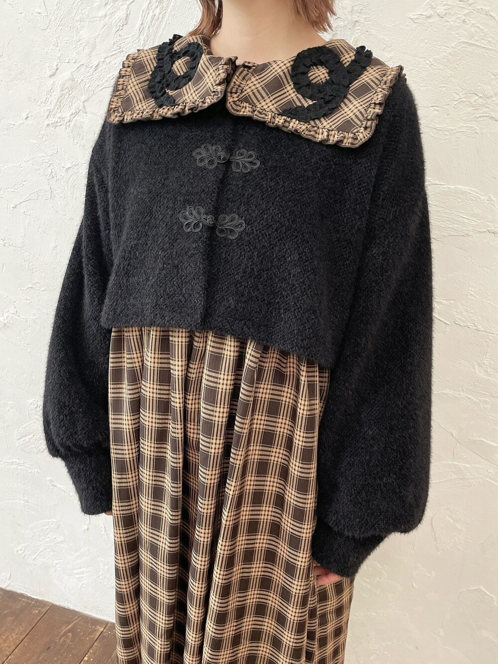 ブラウン系のワンピース、ブラック系のカーディガン/ボレロ、ブラック系のローファーを着用したレディースの夏コーディネートの8枚目の写真