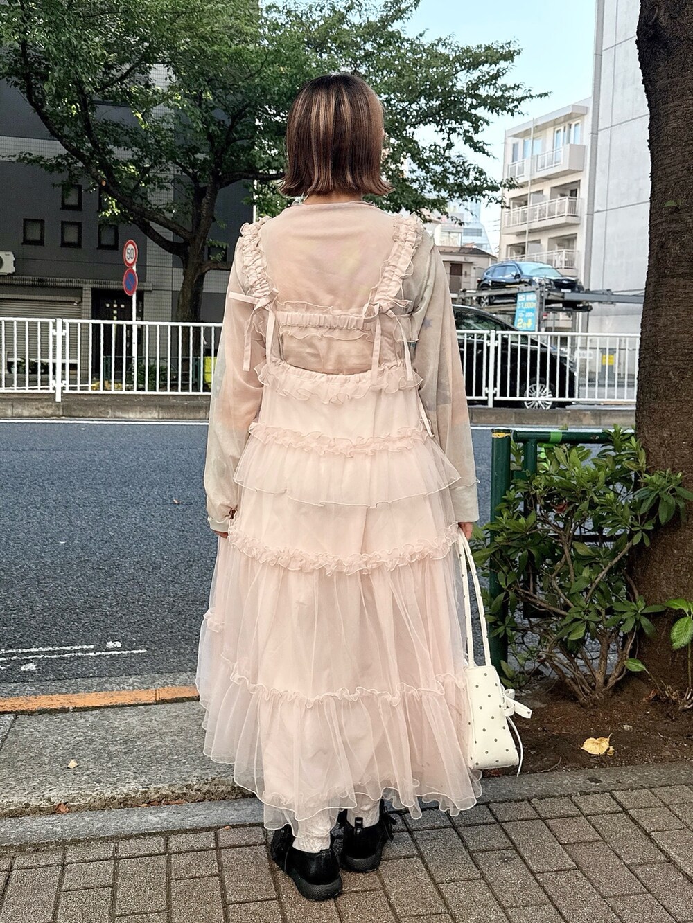 ピンク系のTシャツ/カットソー、ピンク系のワンピース、その他のハンドバッグを着用したレディースの夏コーディネートの3枚目の写真
