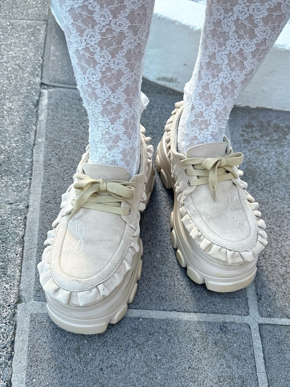 グリーン系のワンピース、ベージュ系のカーディガン/ボレロ、グレー系のショルダーバッグを着用したレディースの夏コーディネートの7枚目の写真