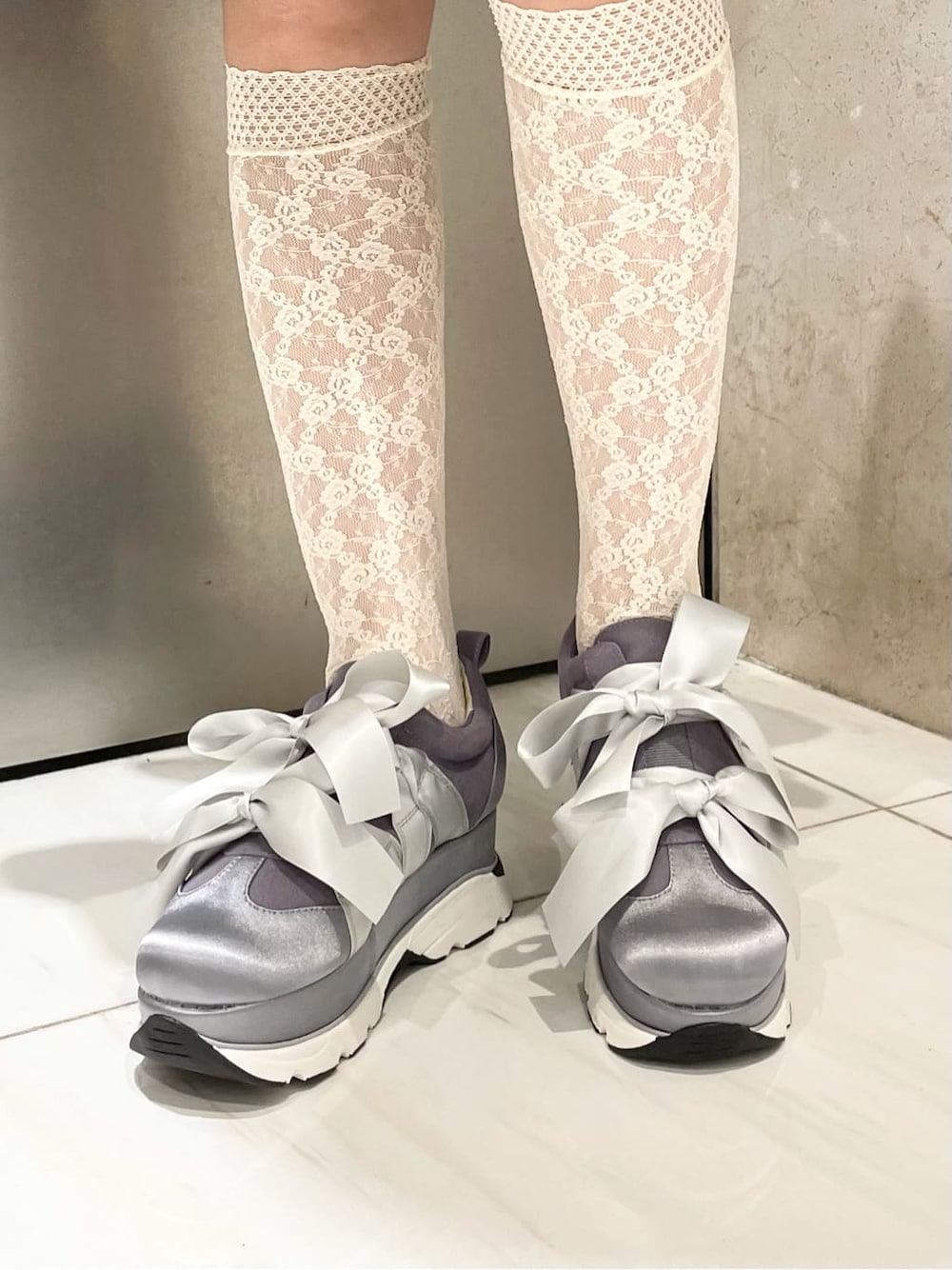 ブルー系のワンピース、ブルー系のスニーカーを着用したレディースの夏コーディネートの6枚目の写真